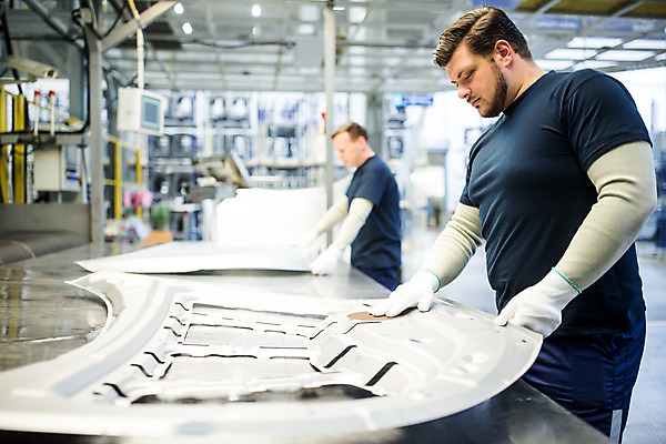 포토 JPG 서양인 외국인 응시 남자 산업 중년 공장 공업 협력 노동자 실내 서기 사람 상반신 성인 두명 옆모습 기계 작업 작업장 부속품 동료 체코 차량부품 보닛 남자만 자동차공장 국내포토 직업 시선 유럽 뷰포인트 관계 모션 자동차 인종 내부 오브젝트 파일형식