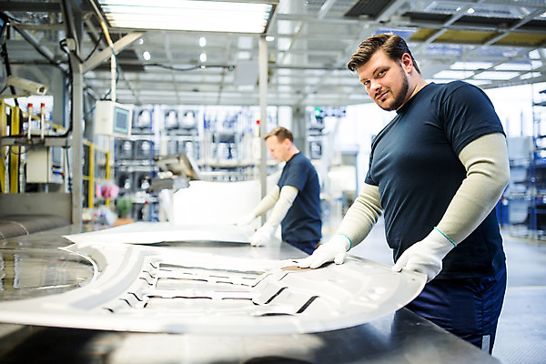 포토 JPG 서양인 외국인 응시 남자 산업 40대 중년 공장 공업 협력 노동자 실내 서기 사람 상반신 20대 성인 두명 앞모습 옆모습 아웃포커스 기계 작업 작업장 부속품 동료 체코 차량부품 보닛 남자만 자동차공장 국내포토 직업 시선 유럽 뷰포인트 관계 모션 자동차 촬영기법 인종 청년 내부 오브젝트 파일형식