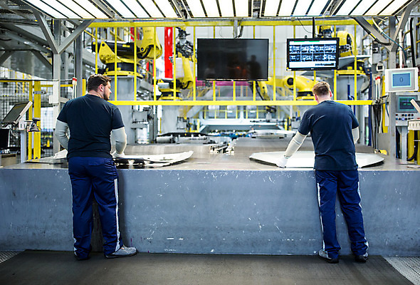 포토 JPG 전신 서양인 외국인 남자 산업 40대 중년 공장 공업 협력 노동자 실내 서기 사람 20대 성인 두명 뒷모습 기계 작업 작업장 부속품 동료 체코 차량부품 보닛 남자만 자동차공장 국내포토 직업 유럽 뷰포인트 관계 모션 자동차 인종 청년 내부 오브젝트 파일형식