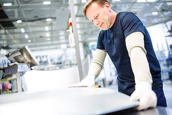 포토 JPG 서양인 외국인 응시 남자 산업 로우앵글 40대 중년 공장 공업 노동자 실내 한명 서기 사람 상반신 옆모습 기계 작업 작업장 부속품 체코 보닛 중년남자한명만 자동차공장 국내포토 직업 1 시선 유럽 뷰포인트 모션 자동차 인종 성인 내부 오브젝트 남자한명만 중년남자만 파일형식