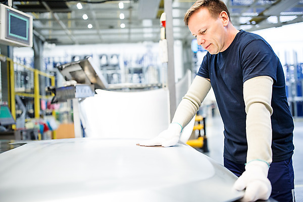 포토 JPG 서양인 외국인 응시 남자 산업 로우앵글 40대 중년 공장 공업 노동자 실내 한명 서기 사람 상반신 옆모습 기계 작업 작업장 부속품 체코 보닛 중년남자한명만 자동차공장 국내포토 직업 1 시선 유럽 뷰포인트 모션 자동차 인종 성인 내부 오브젝트 남자한명만 중년남자만 파일형식