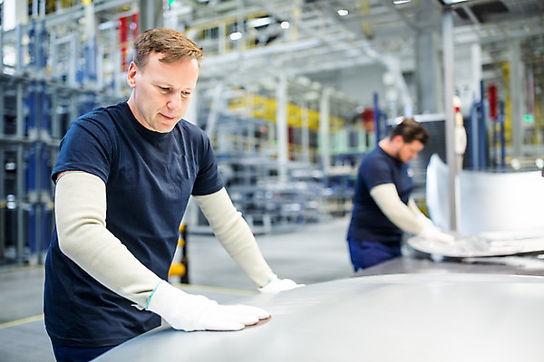 포토 JPG 서양인 외국인 응시 남자 산업 40대 중년 공장 공업 협력 노동자 실내 서기 사람 상반신 20대 성인 두명 앞모습 옆모습 아웃포커스 기계 작업 작업장 부속품 동료 체코 차량부품 보닛 남자만 자동차공장 국내포토 직업 시선 유럽 뷰포인트 관계 모션 자동차 촬영기법 인종 청년 내부 오브젝트 파일형식