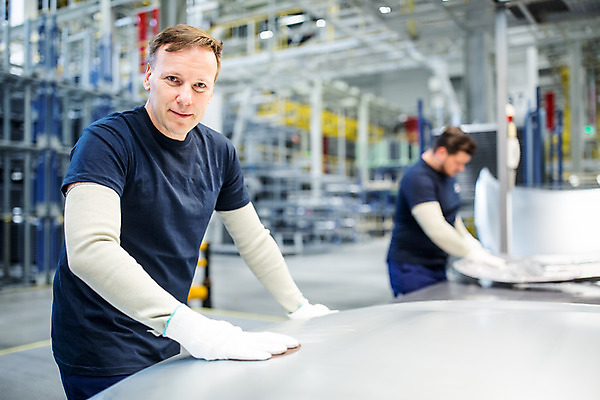 포토 JPG 서양인 외국인 응시 남자 산업 40대 중년 공장 공업 협력 노동자 실내 서기 사람 상반신 20대 성인 두명 앞모습 옆모습 아웃포커스 기계 작업 작업장 부속품 동료 체코 차량부품 보닛 남자만 자동차공장 국내포토 직업 시선 유럽 뷰포인트 관계 모션 자동차 촬영기법 인종 청년 내부 오브젝트 파일형식