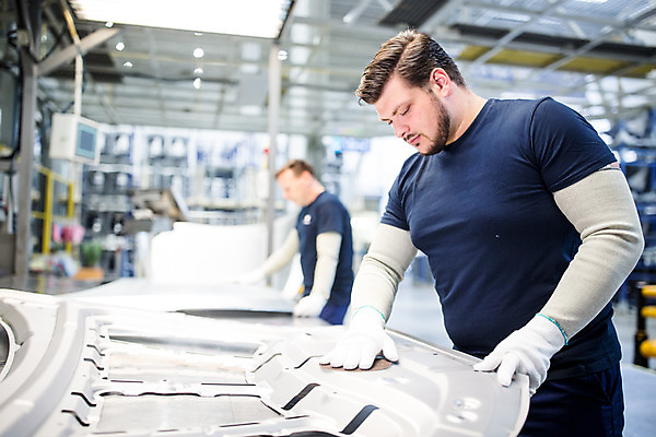 포토 JPG 서양인 외국인 응시 남자 산업 40대 중년 공장 공업 협력 노동자 실내 서기 사람 상반신 20대 성인 두명 옆모습 아웃포커스 기계 작업 작업장 부속품 동료 체코 차량부품 보닛 남자만 자동차공장 국내포토 직업 시선 유럽 뷰포인트 관계 모션 자동차 촬영기법 인종 청년 내부 오브젝트 파일형식