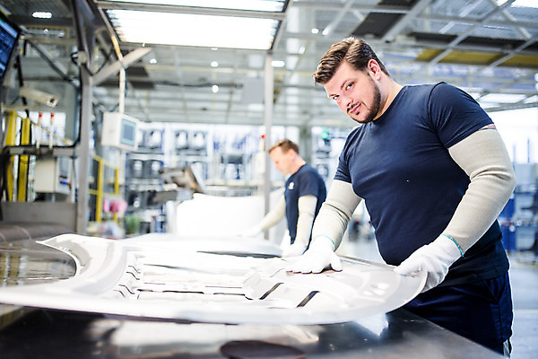 포토 JPG 서양인 외국인 응시 남자 산업 40대 중년 공장 공업 협력 노동자 실내 서기 미소 사람 상반신 20대 성인 두명 앞모습 옆모습 아웃포커스 기계 작업 작업장 부속품 동료 체코 차량부품 보닛 남자만 자동차공장 국내포토 직업 시선 유럽 뷰포인트 관계 모션 자동차 촬영기법 표정 인종 청년 내부 오브젝트 파일형식