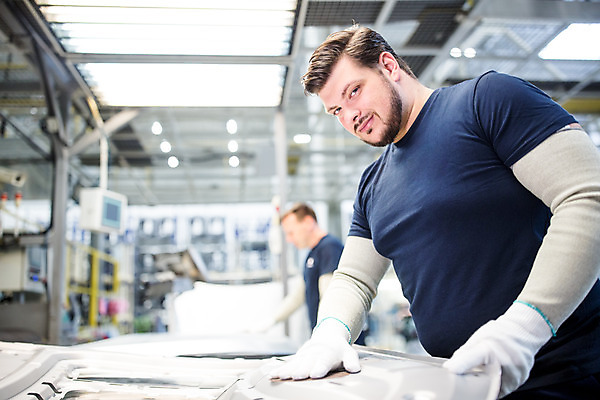 포토 JPG 서양인 외국인 응시 남자 산업 40대 중년 공장 공업 협력 노동자 실내 서기 미소 사람 상반신 20대 성인 두명 옆모습 기계 작업 작업장 부속품 동료 체코 차량부품 보닛 남자만 자동차공장 국내포토 직업 시선 유럽 뷰포인트 관계 모션 자동차 표정 인종 청년 내부 오브젝트 파일형식