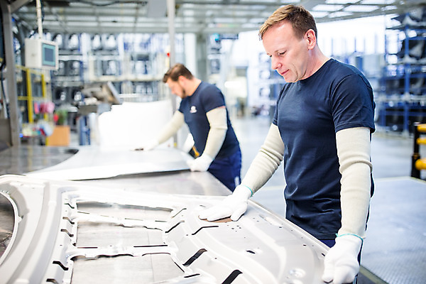 포토 JPG 서양인 외국인 응시 남자 산업 40대 중년 공장 공업 협력 노동자 실내 서기 사람 상반신 20대 성인 두명 옆모습 기계 작업 작업장 부속품 동료 체코 차량부품 보닛 남자만 자동차공장 국내포토 직업 시선 유럽 뷰포인트 관계 모션 자동차 인종 청년 내부 오브젝트 파일형식