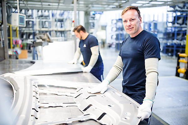 포토 JPG 서양인 외국인 응시 남자 산업 40대 중년 공장 공업 협력 노동자 실내 서기 사람 상반신 20대 성인 두명 옆모습 기계 작업 작업장 부속품 동료 체코 차량부품 보닛 남자만 자동차공장 국내포토 직업 시선 유럽 뷰포인트 관계 모션 자동차 인종 청년 내부 오브젝트 파일형식