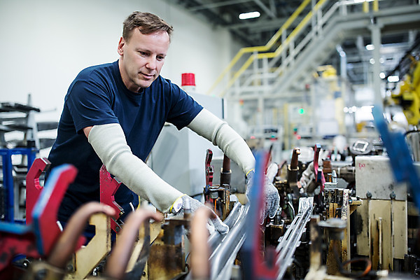 포토 JPG 서양인 외국인 응시 남자 산업 40대 중년 공장 공업 노동자 실내 한명 서기 사람 상반신 옆모습 기계 작업 작업장 부속품 체코 중년남자한명만 자동차공장 국내포토 직업 1 시선 유럽 뷰포인트 모션 인종 성인 내부 오브젝트 남자한명만 중년남자만 파일형식