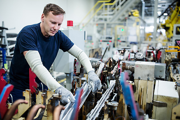 포토 JPG 서양인 외국인 응시 남자 산업 40대 중년 공장 공업 노동자 실내 한명 서기 사람 상반신 옆모습 기계 작업장 부속품 체코 중년남자한명만 자동차공장 국내포토 직업 1 시선 유럽 뷰포인트 모션 인종 성인 내부 오브젝트 남자한명만 중년남자만 파일형식