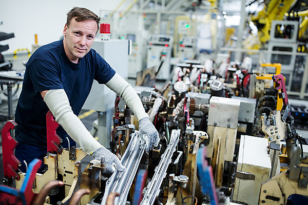 포토 JPG 서양인 외국인 응시 남자 산업 40대 중년 공장 공업 노동자 실내 한명 서기 사람 상반신 옆모습 기계 작업장 부속품 체코 중년남자한명만 자동차공장 국내포토 직업 1 시선 유럽 뷰포인트 모션 인종 성인 내부 오브젝트 남자한명만 중년남자만 파일형식