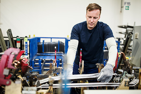 포토 JPG 서양인 외국인 응시 남자 산업 40대 중년 공장 공업 노동자 실내 한명 서기 사람 상반신 앞모습 기계 작업장 부속품 체코 중년남자한명만 자동차공장 국내포토 직업 1 시선 유럽 뷰포인트 모션 인종 성인 내부 오브젝트 남자한명만 중년남자만 파일형식