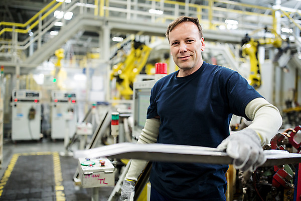 포토 JPG 서양인 외국인 응시 남자 산업 40대 중년 공장 공업 노동자 실내 한명 서기 미소 사람 상반신 앞모습 기계 작업장 부속품 체코 중년남자한명만 자동차공장 국내포토 직업 1 시선 유럽 뷰포인트 모션 표정 인종 성인 내부 오브젝트 남자한명만 중년남자만 파일형식