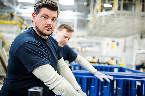 포토 JPG 서양인 외국인 응시 남자 산업 40대 중년 공장 공업 협력 노동자 실내 사람 상반신 20대 성인 두명 옆모습 기계 작업 작업장 부속품 동료 체코 남자만 자동차공장 국내포토 직업 시선 유럽 뷰포인트 관계 인종 청년 내부 오브젝트 파일형식