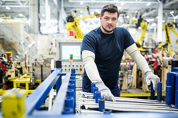 포토 JPG 서양인 응시 남자 산업 공장 공업 노동자 실내 한명 서기 사람 상반신 20대 성인 앞모습 기계 작업장 부속품 체코 성인남자한명만 자동차공장 국내포토 외국인 직업 1 시선 유럽 뷰포인트 모션 청년 내부 오브젝트 남자한명만 성인남자만 파일형식