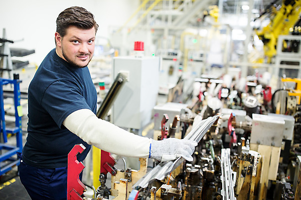 포토 JPG 서양인 응시 남자 산업 공장 공업 노동자 실내 한명 서기 사람 상반신 20대 성인 옆모습 작업장 체코 전자부품 성인남자한명만 자동차공장 국내포토 외국인 직업 1 시선 유럽 뷰포인트 모션 청년 내부 부속품 남자한명만 성인남자만 파일형식