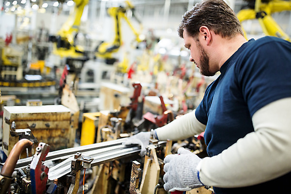 포토 JPG 서양인 응시 남자 산업 공장 공업 노동자 실내 한명 서기 사람 상반신 20대 성인 옆모습 뒷모습 작업장 체코 전자부품 성인남자한명만 자동차공장 국내포토 외국인 직업 1 시선 유럽 뷰포인트 모션 청년 내부 부속품 남자한명만 성인남자만 파일형식