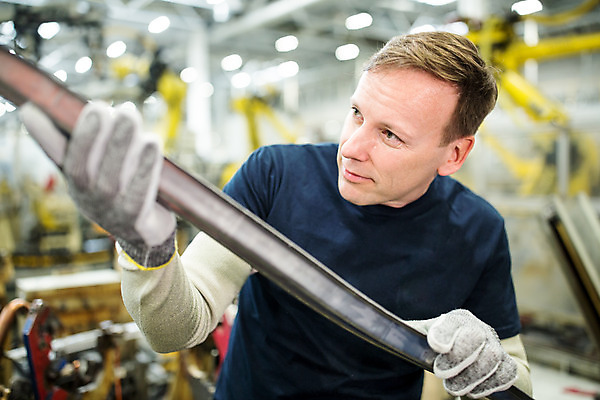 포토 JPG 서양인 외국인 응시 남자 산업 40대 중년 공장 공업 노동자 실내 한명 서기 들기 사람 상반신 앞모습 기계 잡기 작업장 부속품 체코 중년남자한명만 자동차공장 국내포토 직업 1 시선 유럽 뷰포인트 모션 인종 성인 내부 오브젝트 남자한명만 중년남자만 파일형식