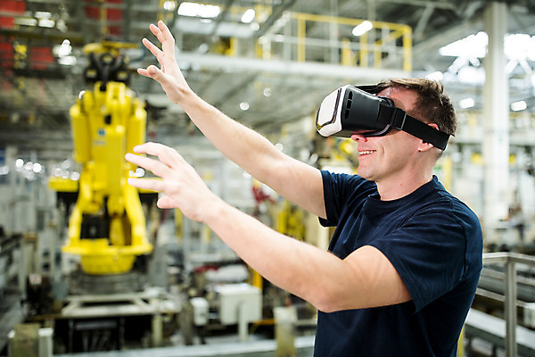 포토 JPG 서양인 외국인 응시 남자 산업 40대 중년 공장 공업 노동자 실내 한명 서기 미소 사람 상반신 옆모습 체험 작업장 체코 손뻗기 가상현실 중년남자한명만 VR기기 자동차공장 국내포토 직업 1 시선 유럽 뷰포인트 컨셉 모션 표정 인종 성인 내부 기계 남자한명만 중년남자만 파일형식