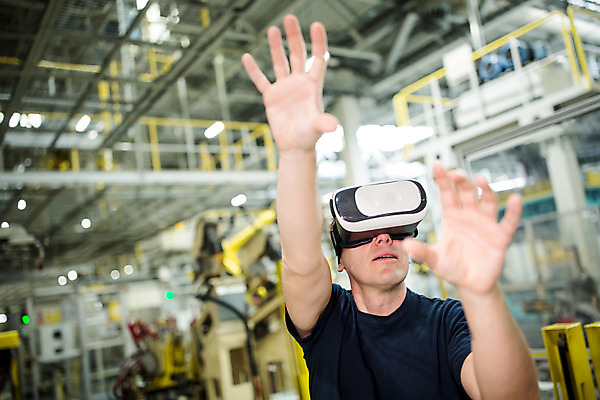 포토 JPG 서양인 외국인 응시 남자 산업 로우앵글 40대 중년 공장 공업 노동자 실내 한명 서기 사람 상반신 앞모습 체험 작업장 체코 손뻗기 가상현실 중년남자한명만 VR기기 자동차공장 국내포토 직업 1 시선 유럽 뷰포인트 컨셉 모션 인종 성인 내부 기계 남자한명만 중년남자만 파일형식