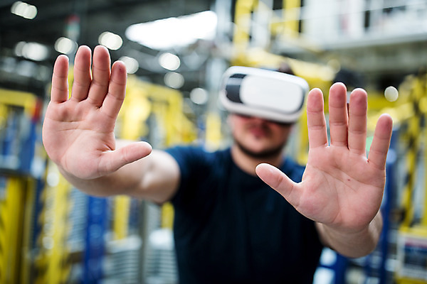 포토 JPG 서양인 응시 남자 산업 공장 공업 노동자 실내 한명 서기 사람 상반신 20대 성인 앞모습 체험 작업장 체코 손뻗기 가상현실 성인남자한명만 VR기기 자동차공장 국내포토 외국인 직업 1 시선 유럽 뷰포인트 컨셉 모션 청년 내부 기계 남자한명만 성인남자만 파일형식