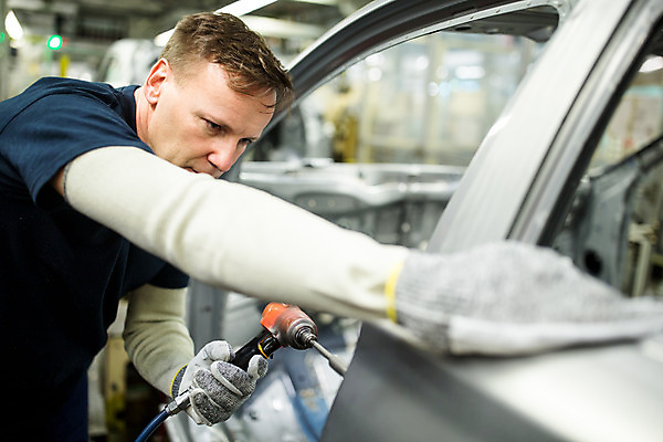 포토 JPG 서양인 외국인 응시 남자 산업 40대 중년 공장 공업 자동차 노동자 실내 한명 서기 사람 상반신 옆모습 나사 작업 작업장 체코 전동드라이버 중년남자한명만 자동차공장 국내포토 직업 1 시선 유럽 육상교통 뷰포인트 모션 인종 성인 내부 공구 드라이버_공구 남자한명만 중년남자만 파일형식