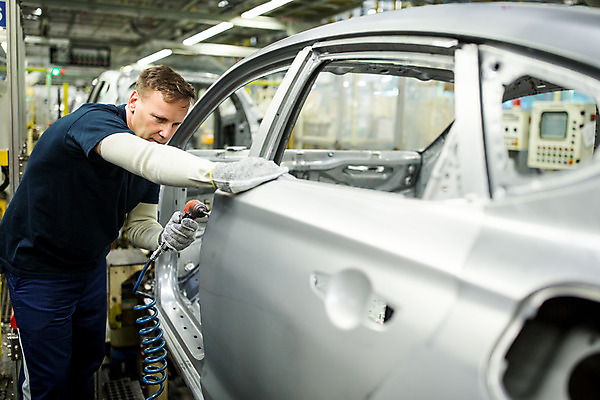 포토 JPG 서양인 외국인 응시 남자 산업 40대 중년 공장 공업 자동차 노동자 실내 한명 서기 사람 상반신 옆모습 작업 작업장 체코 전동드라이버 중년남자한명만 자동차공장 국내포토 직업 1 시선 유럽 육상교통 뷰포인트 모션 인종 성인 내부 드라이버_공구 남자한명만 중년남자만 파일형식