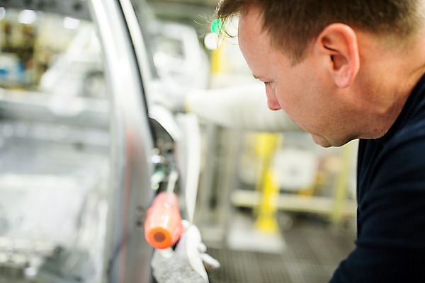 포토 JPG 서양인 외국인 응시 남자 산업 40대 중년 공장 공업 자동차 노동자 실내 한명 서기 사람 상반신 옆모습 작업 작업장 체코 전동드라이버 중년남자한명만 자동차공장 국내포토 직업 1 시선 유럽 육상교통 뷰포인트 모션 인종 성인 내부 드라이버_공구 남자한명만 중년남자만 파일형식