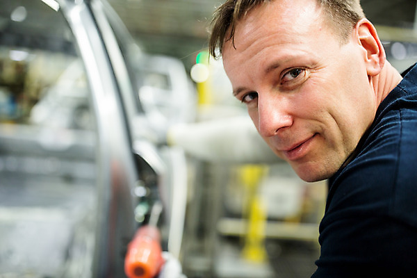 포토 JPG 서양인 외국인 응시 남자 산업 40대 중년 공장 공업 자동차 노동자 실내 한명 서기 미소 사람 근접촬영 상반신 옆모습 아웃포커스 작업 작업장 체코 중년남자한명만 자동차공장 국내포토 직업 1 시선 유럽 육상교통 뷰포인트 모션 촬영기법 표정 인종 성인 내부 남자한명만 중년남자만 파일형식