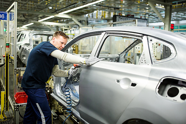 포토 JPG 서양인 외국인 응시 남자 산업 40대 중년 공장 공업 자동차 노동자 실내 한명 서기 사람 상반신 옆모습 작업 작업장 체코 전동드라이버 중년남자한명만 자동차공장 국내포토 직업 1 시선 유럽 육상교통 뷰포인트 모션 인종 성인 내부 드라이버_공구 남자한명만 중년남자만 파일형식