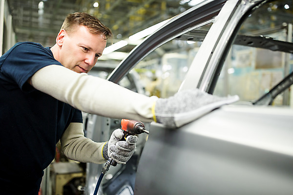 포토 JPG 서양인 외국인 응시 남자 산업 40대 중년 공장 공업 자동차 노동자 실내 한명 서기 사람 상반신 옆모습 작업 작업장 체코 전동드라이버 중년남자한명만 자동차공장 국내포토 직업 1 시선 유럽 육상교통 뷰포인트 모션 인종 성인 내부 드라이버_공구 남자한명만 중년남자만 파일형식