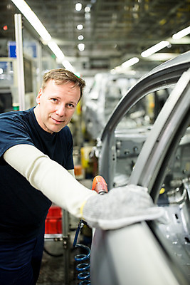 포토 JPG 서양인 외국인 응시 남자 산업 40대 중년 공장 공업 자동차 노동자 실내 한명 서기 미소 사람 상반신 옆모습 작업 작업장 체코 중년남자한명만 자동차공장 국내포토 직업 1 시선 유럽 육상교통 뷰포인트 모션 표정 인종 성인 내부 남자한명만 중년남자만 파일형식