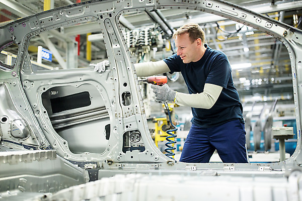 포토 JPG 서양인 외국인 응시 남자 산업 40대 중년 공장 공업 자동차 노동자 실내 한명 서기 사람 상반신 앞모습 작업 작업장 체코 전동드라이버 중년남자한명만 자동차공장 국내포토 직업 1 시선 유럽 육상교통 뷰포인트 모션 인종 성인 내부 드라이버_공구 남자한명만 중년남자만 파일형식