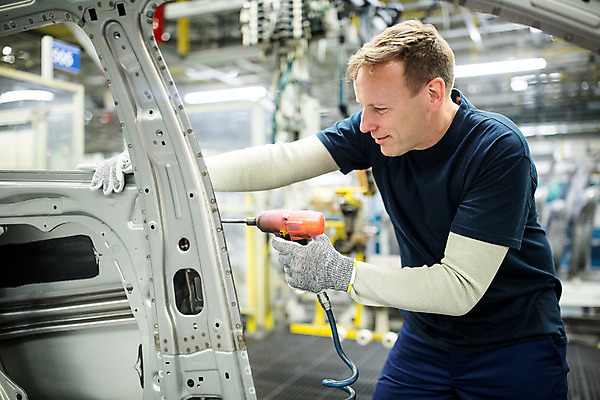포토 JPG 서양인 외국인 응시 남자 산업 40대 중년 공장 공업 자동차 노동자 실내 한명 서기 사람 상반신 앞모습 작업 작업장 체코 전동드라이버 중년남자한명만 자동차공장 국내포토 직업 1 시선 유럽 육상교통 뷰포인트 모션 인종 성인 내부 드라이버_공구 남자한명만 중년남자만 파일형식