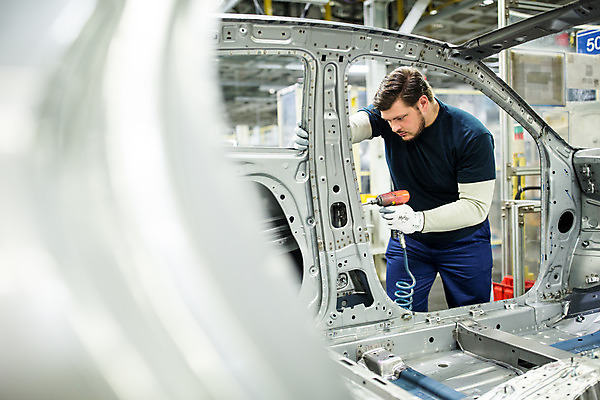 포토 JPG 서양인 응시 남자 산업 공장 공업 자동차 노동자 실내 한명 서기 사람 상반신 20대 성인 앞모습 작업 작업장 체코 전동드라이버 성인남자한명만 자동차공장 국내포토 외국인 직업 1 시선 유럽 육상교통 뷰포인트 모션 청년 내부 드라이버_공구 남자한명만 성인남자만 파일형식
