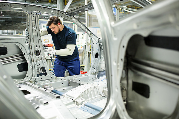 포토 JPG 서양인 응시 남자 산업 공장 공업 자동차 노동자 실내 한명 서기 사람 상반신 20대 성인 앞모습 작업 작업장 체코 전동드라이버 성인남자한명만 자동차공장 국내포토 외국인 직업 1 시선 유럽 육상교통 뷰포인트 모션 청년 내부 드라이버_공구 남자한명만 성인남자만 파일형식