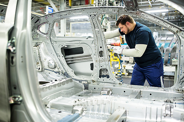 포토 JPG 서양인 응시 남자 산업 공장 공업 자동차 노동자 실내 한명 서기 사람 상반신 20대 성인 옆모습 작업 작업장 체코 전동드라이버 성인남자한명만 자동차공장 국내포토 외국인 직업 1 시선 유럽 육상교통 뷰포인트 모션 청년 내부 드라이버_공구 남자한명만 성인남자만 파일형식