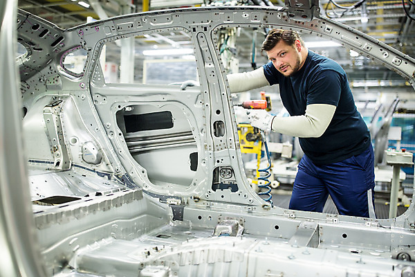 포토 JPG 서양인 응시 남자 산업 공장 공업 자동차 노동자 실내 한명 서기 사람 상반신 20대 성인 옆모습 작업 작업장 체코 전동드라이버 성인남자한명만 자동차공장 국내포토 외국인 직업 1 시선 유럽 육상교통 뷰포인트 모션 청년 내부 드라이버_공구 남자한명만 성인남자만 파일형식