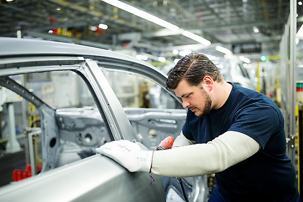포토 JPG 서양인 응시 남자 산업 공장 공업 자동차 노동자 실내 한명 사람 상반신 20대 성인 옆모습 작업 작업장 체코 전동드라이버 성인남자한명만 자동차공장 국내포토 외국인 직업 1 시선 유럽 육상교통 뷰포인트 청년 내부 드라이버_공구 남자한명만 성인남자만 파일형식
