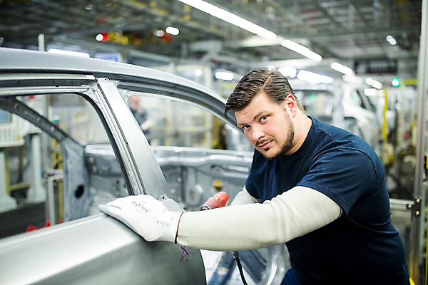포토 JPG 서양인 응시 남자 산업 공장 공업 자동차 노동자 실내 한명 사람 상반신 20대 성인 옆모습 작업 작업장 체코 전동드라이버 성인남자한명만 자동차공장 국내포토 외국인 직업 1 시선 유럽 육상교통 뷰포인트 청년 내부 드라이버_공구 남자한명만 성인남자만 파일형식