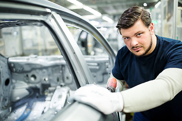 포토 JPG 서양인 응시 남자 산업 공장 공업 자동차 노동자 실내 한명 사람 상반신 20대 성인 앞모습 작업 작업장 체코 전동드라이버 성인남자한명만 자동차공장 국내포토 외국인 직업 1 시선 유럽 육상교통 뷰포인트 청년 내부 드라이버_공구 남자한명만 성인남자만 파일형식