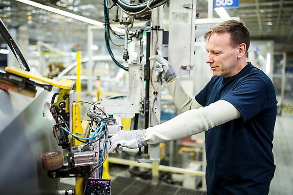 포토 JPG 서양인 외국인 응시 남자 산업 40대 중년 공장 공업 자동차 노동자 실내 한명 서기 사람 상반신 옆모습 작업 작업장 체코 중년남자한명만 자동차공장 국내포토 직업 1 시선 유럽 육상교통 뷰포인트 모션 인종 성인 내부 남자한명만 중년남자만 파일형식