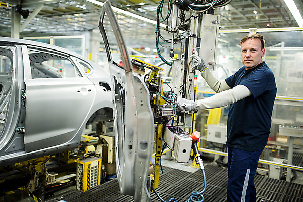 포토 JPG 서양인 외국인 응시 남자 산업 40대 중년 공장 공업 자동차 노동자 실내 한명 서기 사람 상반신 옆모습 작업 작업장 체코 중년남자한명만 자동차공장 국내포토 직업 1 시선 유럽 육상교통 뷰포인트 모션 인종 성인 내부 남자한명만 중년남자만 파일형식