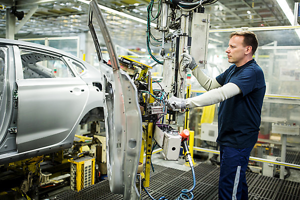 포토 JPG 서양인 외국인 응시 남자 산업 40대 중년 공장 공업 자동차 노동자 실내 한명 서기 사람 상반신 옆모습 작업 작업장 체코 중년남자한명만 자동차공장 국내포토 직업 1 시선 유럽 육상교통 뷰포인트 모션 인종 성인 내부 남자한명만 중년남자만 파일형식