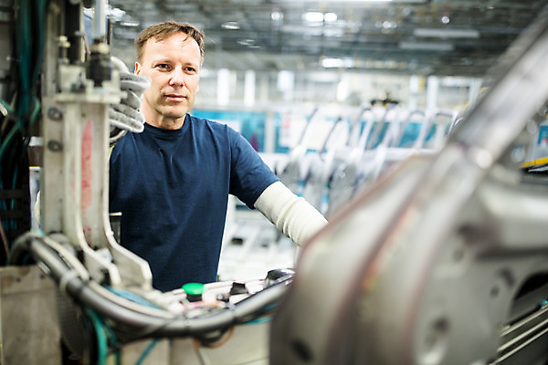 포토 JPG 서양인 외국인 응시 남자 산업 40대 중년 공장 공업 자동차 노동자 실내 한명 서기 사람 상반신 앞모습 작업 작업장 체코 중년남자한명만 자동차공장 국내포토 직업 1 시선 유럽 육상교통 뷰포인트 모션 인종 성인 내부 남자한명만 중년남자만 파일형식