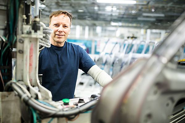 포토 JPG 서양인 외국인 응시 남자 산업 40대 중년 공장 공업 자동차 노동자 실내 한명 서기 미소 사람 상반신 앞모습 작업 작업장 체코 중년남자한명만 자동차공장 국내포토 직업 1 시선 유럽 육상교통 뷰포인트 모션 표정 인종 성인 내부 남자한명만 중년남자만 파일형식