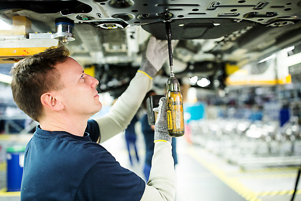 포토 JPG 전신 서양인 외국인 응시 남자 산업 40대 중년 공장 공업 자동차 협력 노동자 실내 사람 상반신 20대 성인 두명 옆모습 작업 작업장 드라이버 동료 체코 남자만 자동차공장 국내포토 직업 시선 유럽 육상교통 뷰포인트 관계 인종 청년 내부 공구 파일형식