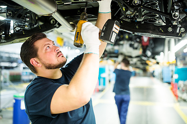 포토 JPG 서양인 외국인 응시 남자 산업 40대 중년 공장 공업 자동차 협력 노동자 실내 서기 사람 상반신 20대 성인 두명 옆모습 작업 작업장 드라이버 동료 체코 남자만 자동차공장 국내포토 직업 시선 유럽 육상교통 뷰포인트 관계 모션 인종 청년 내부 공구 파일형식