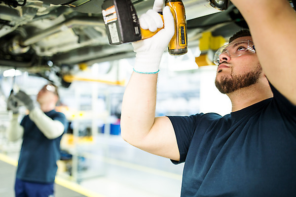 포토 JPG 서양인 외국인 응시 남자 산업 40대 중년 공장 공업 자동차 협력 노동자 실내 서기 사람 상반신 20대 성인 두명 옆모습 작업 작업장 드라이버 동료 체코 보안경 남자만 자동차공장 국내포토 직업 시선 유럽 육상교통 뷰포인트 관계 모션 인종 청년 내부 공구 안전장비 파일형식