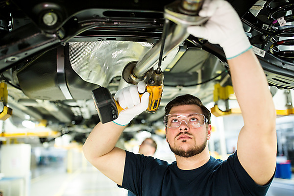 포토 JPG 서양인 외국인 응시 남자 산업 40대 중년 공장 공업 자동차 협력 노동자 실내 서기 사람 상반신 20대 성인 두명 앞모습 작업 작업장 드라이버 동료 체코 보안경 남자만 자동차공장 국내포토 직업 시선 유럽 육상교통 뷰포인트 관계 모션 인종 청년 내부 안전장비 파일형식